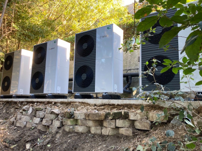 Un chantier d'envergure : installation de 4 pompes à chaleur (PAC) air-eau de marque VAILLANT en cascade en remplacement d'une chaudière fioul par votre chauffagiste AJJY CONCEPT à Marseille près d'Aix-en-Provence