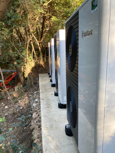 Un chantier d'envergure : installation de 4 pompes à chaleur (PAC) air-eau de marque VAILLANT en cascade en remplacement d'une chaudière fioul par votre chauffagiste AJJY CONCEPT à Marseille près d'Aix-en-Provence