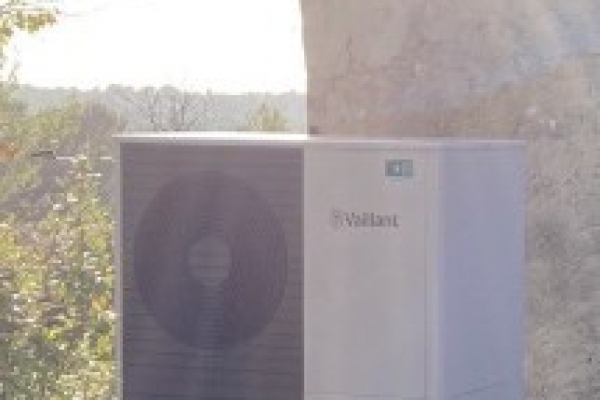 Quelle entreprise ou station technique peut effectuer la mise en service et l'entretien de ma pompe à chaleur (PAC) air-eau Vaillant à Rognes près d'Aix-en-Provence ?