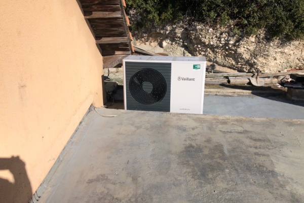 Installer une pompe à chaleur air-eau Vaillant en remplacement d'une chaudière gaz polluante, est-ce possible ? Réponse d'AJJY CONCEPT à Marseille près de Carry le Rouet