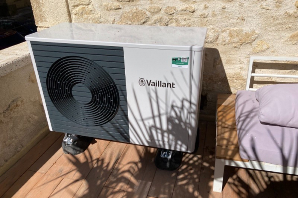 Installation d'une pompe à chaleur air-eau en remplacement d'une cheminée à foyer ouvert par votre chauffagiste AJJY CONCEPT à Rognes 