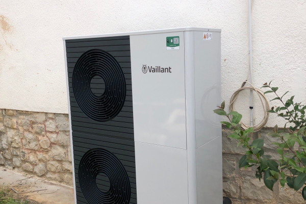 Installation d'une pompe à chaleur (PAC) air-eau VAILLANT en remplacement d'une chaudière fioul dans une maison de 175 m2 par votre chauffagiste AJJY CONCEPT à Aix-en-Provence