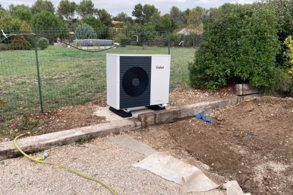 Je fais des travaux de rénovation dans ma maison, puis-je poser une pompe à chaleur air-eau par une chauffagiste à Simiane Collongue près de MIMET ?