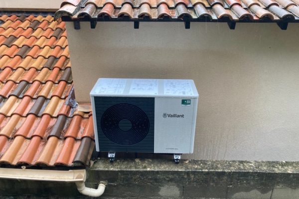 Installation d'une pompe à chaleur air-eau de marque Vaillant en remplacement d'une chaudière fioul par votre chauffagiste AJJY CONCEPT à PEYPIN D'AIGUES