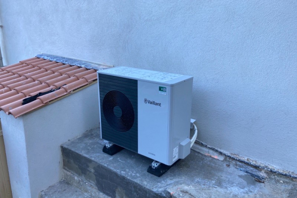 Installation de pompe à chaleur (PAC) air-eau de marque VAILLANT par votre chauffagiste Ajjy Concept à Martigues près de Marseille