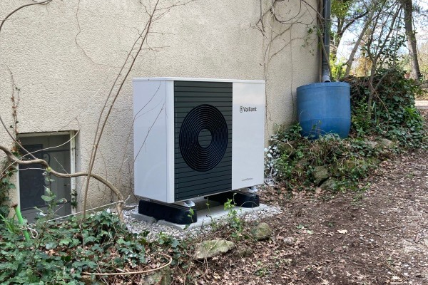 Remplacement d’une chaudière fioul par une pompe à chaleur air-eau Vaillant  par AJJY Concept à Eyguières, près de Grans