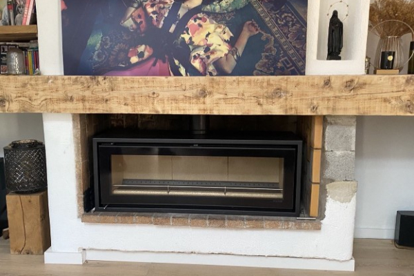 Installation d'un poêle à bois dans une cheminée à foyer ouvert dans une maison par votre chauffagiste AJJY CONCEPT à Cabriès près de Marseille 
