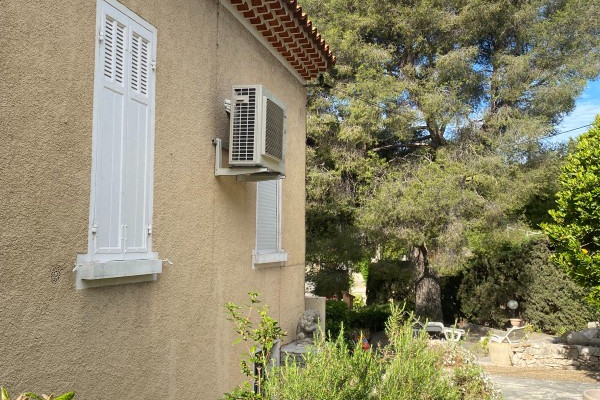 Nouvelle installation d'une pompe à chaleur air-air dite climatisation de marque PANASONIC dans une maison de campagne par votre chauffagiste Ajjy Concept à CASSIS