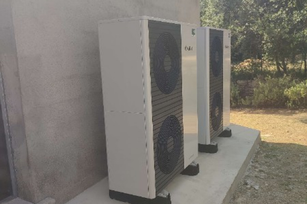 Nouvelle installation de pompe à chaleur air-eau en CASCADE à ROGNES près d'Aix-en-Provence ! 