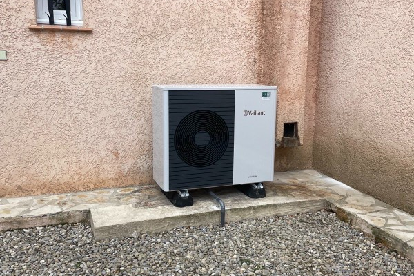 Quelle entreprise choisir pour faire l'installation et l'entretien d'une pompe à chaleur haut de gamme VAILLANT par AJJY CONCEPT à FUVEAU ? 