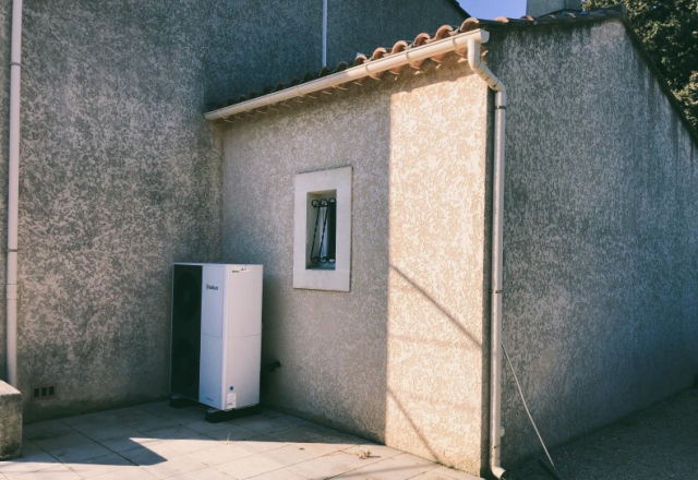 Quel mode de chauffage le plus performant pour chauffer ma maison ? Exemple d'installation de pompe à chaleur (PAC) air-eau par AJJY CONCEPT à Saint Rémy de Provence 