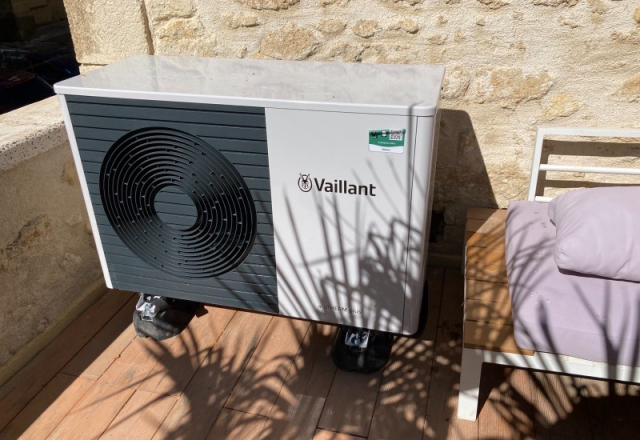 Installation d'une pompe à chaleur air-eau en remplacement d'une cheminée à foyer ouvert par votre chauffagiste AJJY CONCEPT à Rognes 