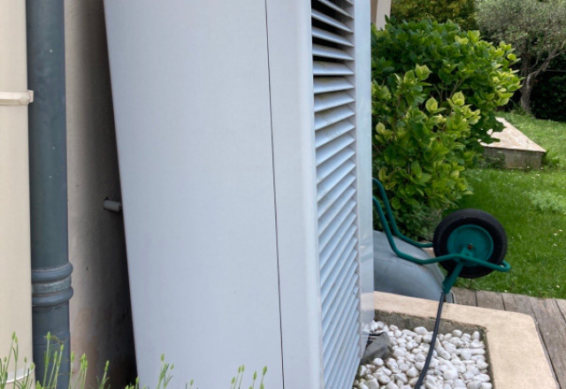 Installation d'une pompe à chaleur air-eau VAILLANT pour effectuer le rafraichissement de ma maison d'été à EGUILLES