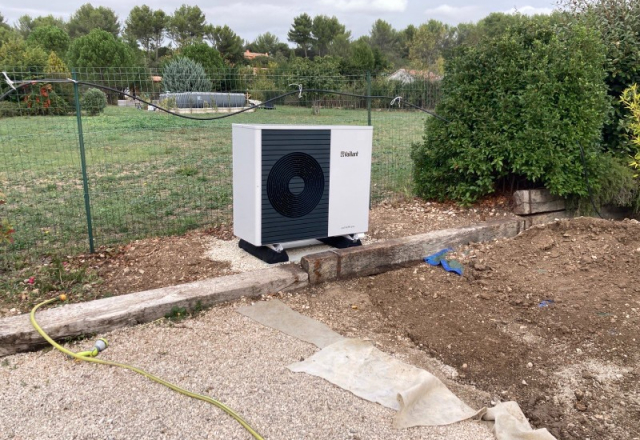 Je fais des travaux de rénovation dans ma maison, puis-je poser une pompe à chaleur air-eau par une chauffagiste à Simiane Collongue près de MIMET ?