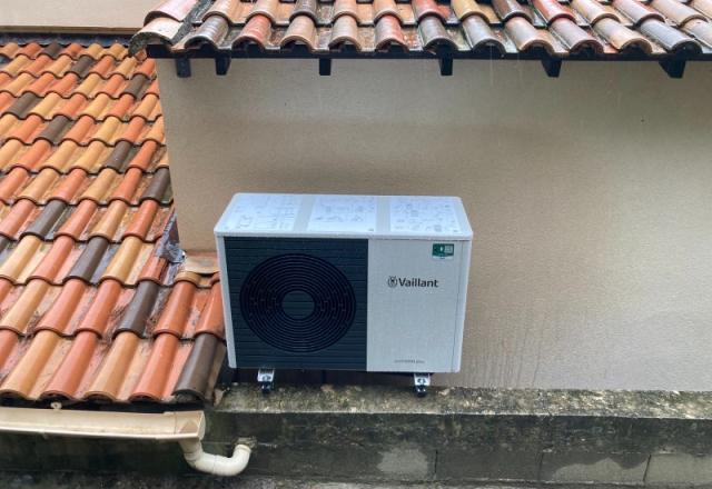 Installation d'une pompe à chaleur air-eau de marque Vaillant en remplacement d'une chaudière fioul par votre chauffagiste AJJY CONCEPT à PEYPIN D'AIGUES