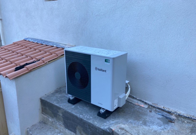 Installation de pompe à chaleur (PAC) air-eau de marque VAILLANT par votre chauffagiste Ajjy Concept à Martigues près de Marseille