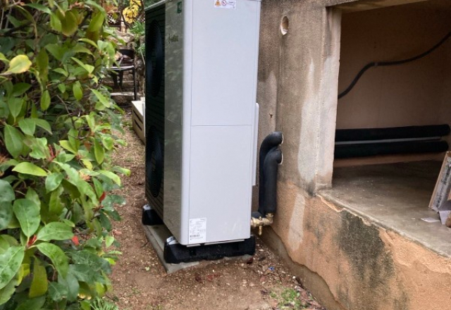Entre Cassis et Carry-le-Rouet : Remplacement d’une chaudière gaz par une pompe à chaleur air-eau Vaillant et pose de climatisations multisplit par AJJY Concept