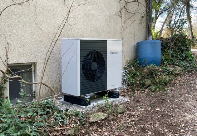 Remplacement d’une chaudière fioul par une pompe à chaleur air-eau Vaillant  par AJJY Concept à Eyguières, près de Grans