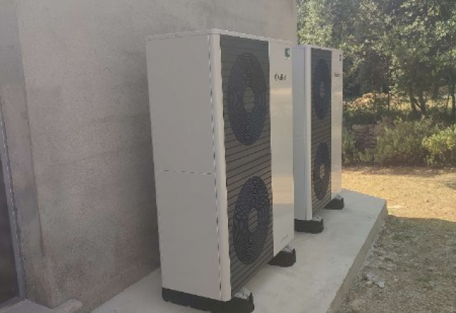 Nouvelle installation de pompe à chaleur air-eau en CASCADE à ROGNES près d'Aix-en-Provence ! 