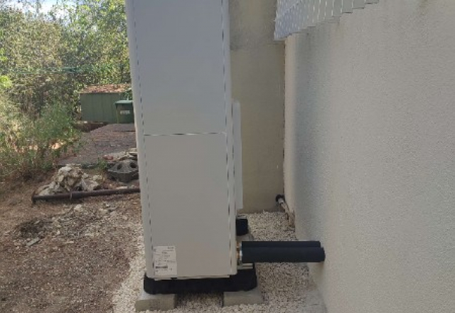 Installation d'une pompe à chaleur (PAC) air-eau Vaillant en remplacement d'une chaudière fioul par le chauffagiste AJJY CONCEPT à Les Pennes Mirabeau