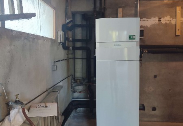 Installation d'une pompe à chaleur (PAC) air-eau Vaillant en remplacement d'une chaudière fioul par le chauffagiste AJJY CONCEPT à Les Pennes Mirabeau