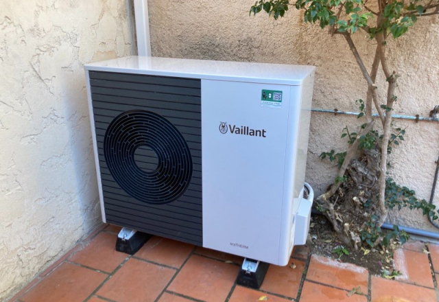 Remplacement d'une chaudière fioul non condensation CHAPPEE SEMPRA par une pompe à chaleur (PAC) air-eau Vaillant par votre installateur AJJY CONCEPT à Marseille