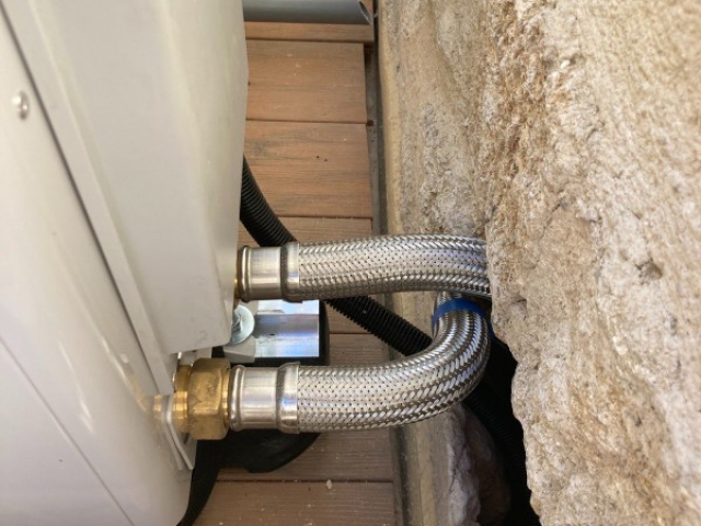 Installation d'une pompe à chaleur air-eau en remplacement d'une cheminée à foyer ouvert par votre chauffagiste AJJY CONCEPT à Rognes 