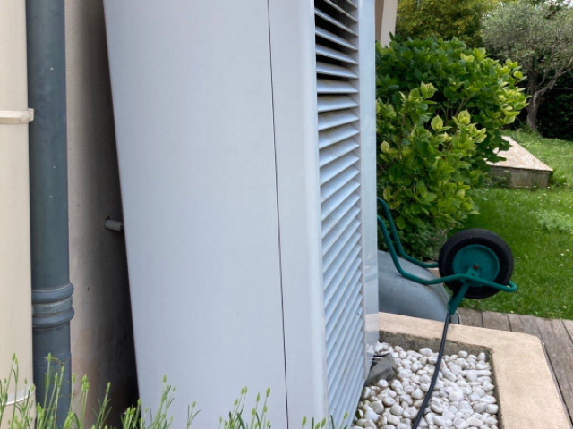 Installation d'une pompe à chaleur air-eau VAILLANT pour effectuer le rafraichissement de ma maison d'été à EGUILLES