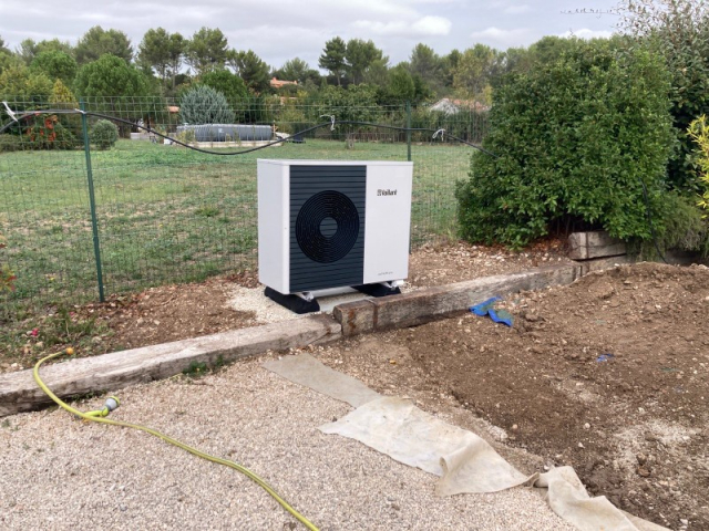 Je fais des travaux de rénovation dans ma maison, puis-je poser une pompe à chaleur air-eau par une chauffagiste à Simiane Collongue près de MIMET ?