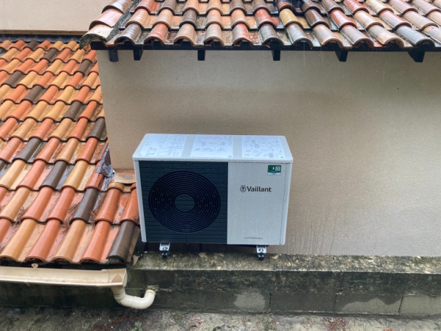 Installation d'une pompe à chaleur air-eau de marque Vaillant en remplacement d'une chaudière fioul par votre chauffagiste AJJY CONCEPT à PEYPIN D'AIGUES