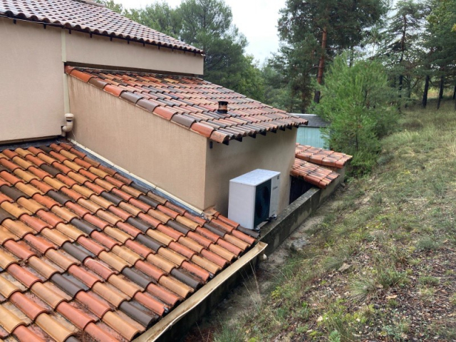 Installation d'une pompe à chaleur air-eau de marque Vaillant en remplacement d'une chaudière fioul par votre chauffagiste AJJY CONCEPT à PEYPIN D'AIGUES