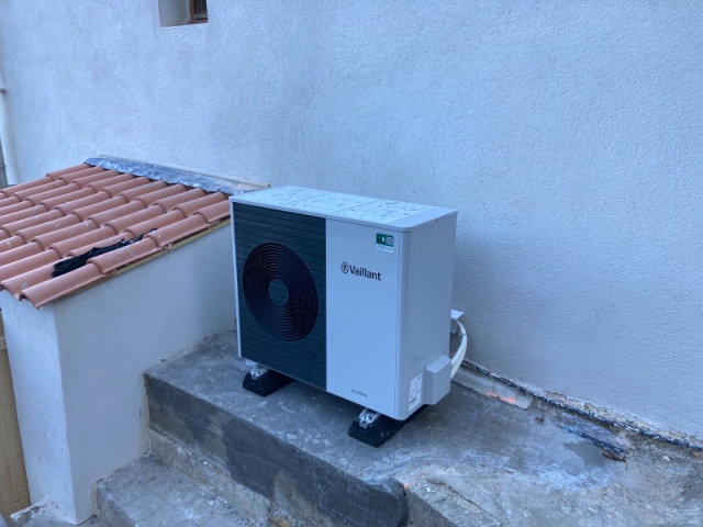 Installation de pompe à chaleur (PAC) air-eau de marque VAILLANT par votre chauffagiste Ajjy Concept à Martigues près de Marseille