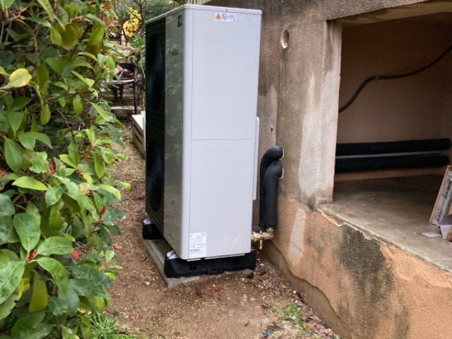 Entre Cassis et Carry-le-Rouet : Remplacement d’une chaudière gaz par une pompe à chaleur air-eau Vaillant et pose de climatisations multisplit par AJJY Concept