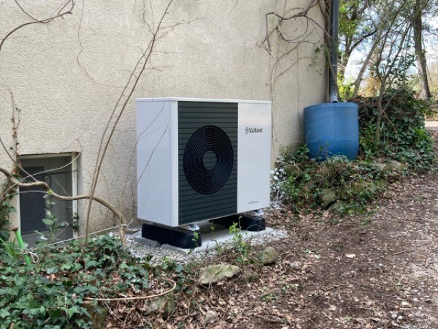 Remplacement d’une chaudière fioul par une pompe à chaleur air-eau Vaillant  par AJJY Concept à Eyguières, près de Grans