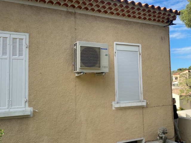 Nouvelle installation d'une pompe à chaleur air-air dite climatisation de marque PANASONIC dans une maison de campagne par votre chauffagiste Ajjy Concept à CASSIS