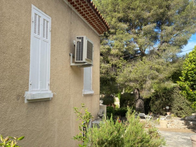 Nouvelle installation d'une pompe à chaleur air-air dite climatisation de marque PANASONIC dans une maison de campagne par votre chauffagiste Ajjy Concept à CASSIS