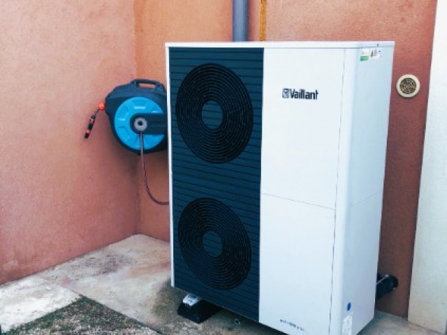 Je souhaite remplacer mon ancienne chaudière fioul non condensation De Dietrich par une pompe à chaleur (PAC) air-eau de marque Vaillant à Carry le Rouet