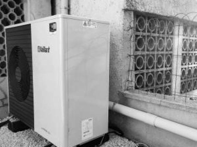 Pose d’une pompe à chaleur air-eau aérothermique dans la résidence Castors Isabella par Ajjy Concept à Septèmes-les-Vallons