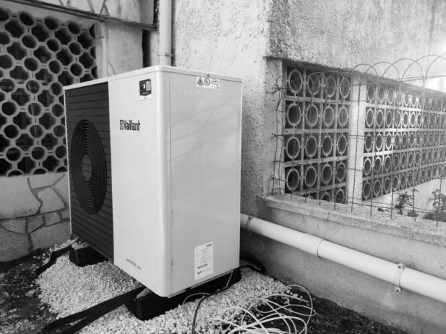 Pose d’une pompe à chaleur air-eau aérothermique dans la résidence Castors Isabella par Ajjy Concept à Septèmes-les-Vallons